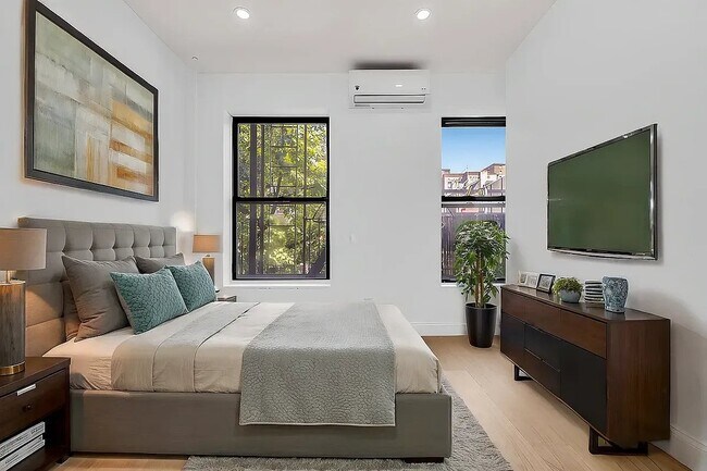 Foto del edificio - 127 E 7th St