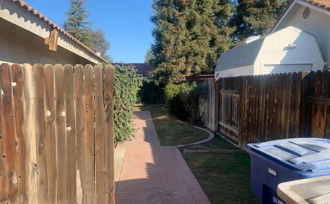 Building Photo - 10612 Sunset Canyon Dr