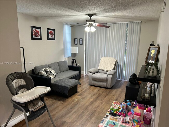 Foto del edificio - 4320 NW 107th Ave