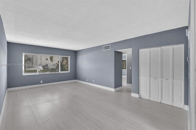 Building Photo - 101 SE 6th Ave