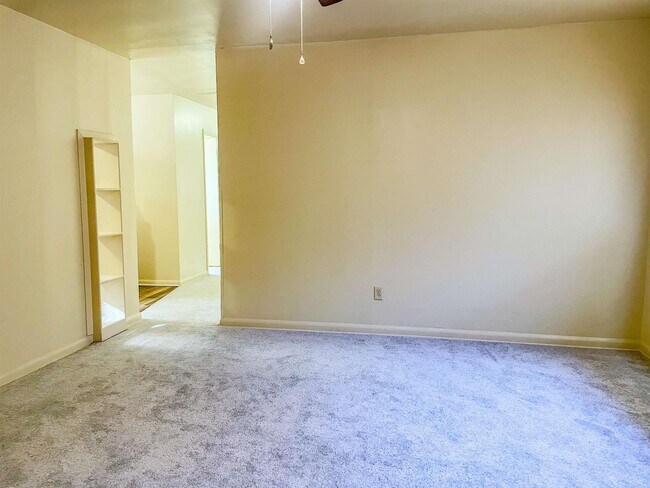 Foto del edificio - 5807 Hutsell Rd