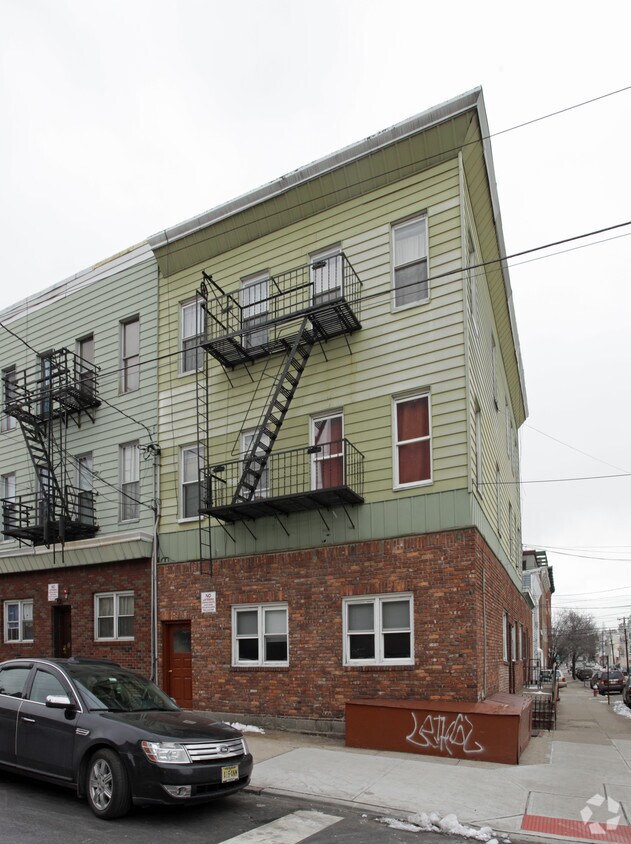 Foto principal - 74 Hancock Ave
