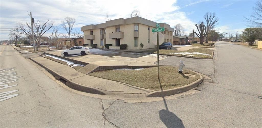 Primary Photo - 1124 W Poplar St