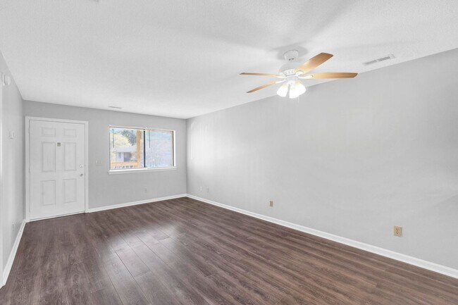 Building Photo - Second Floor Apartment Available in Wilmington!
