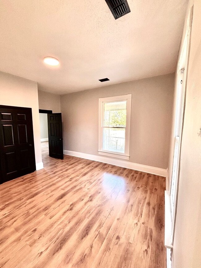 Foto del edificio - 833 W Oak Ave