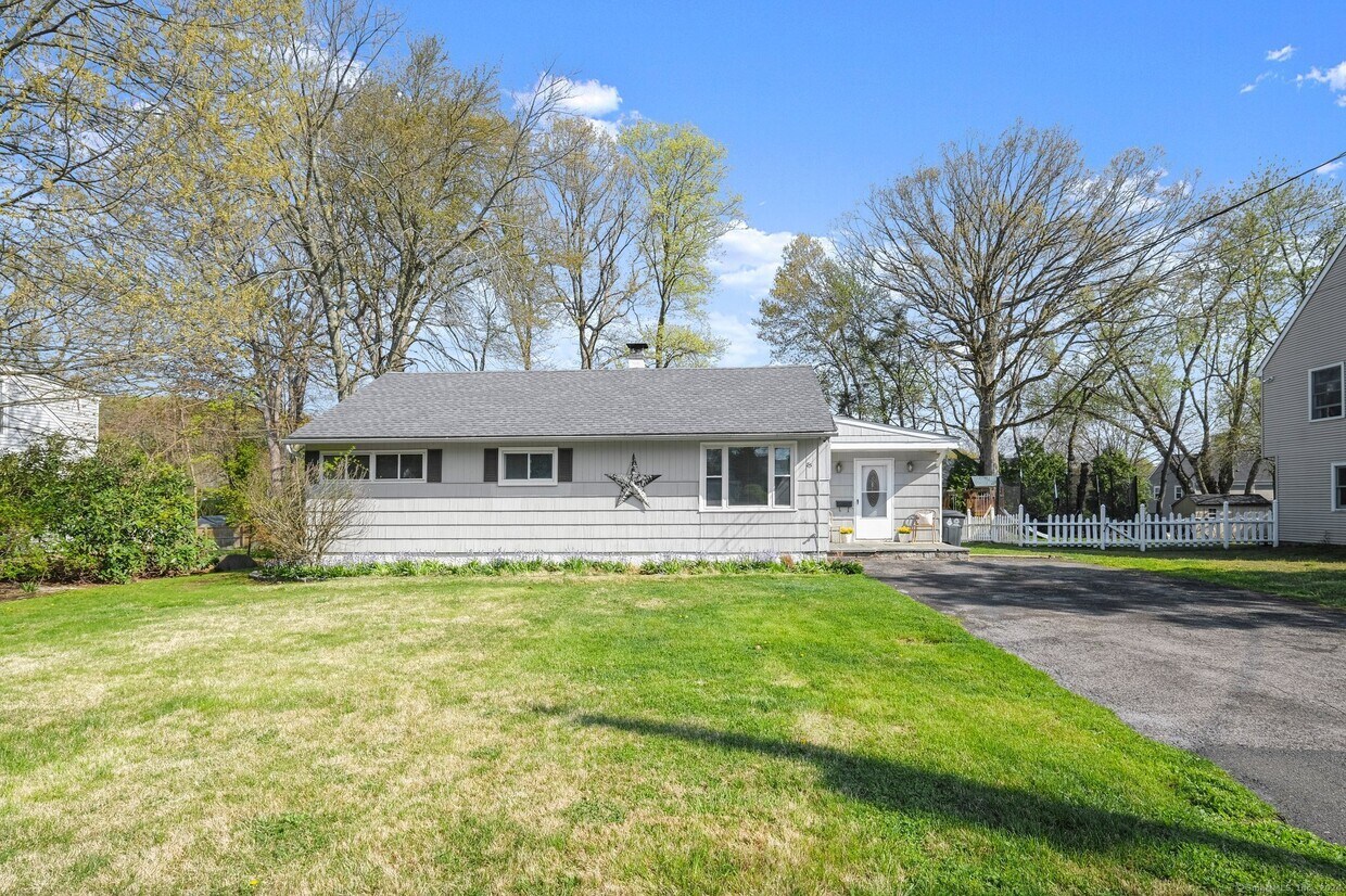 Primary Photo - 83 Crystal Lake Rd
