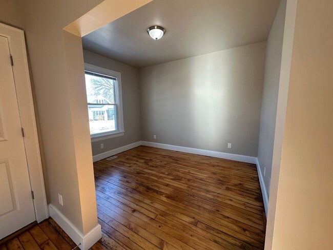 Building Photo - Large Open Concept 5BR/2BA Rent to Own Home