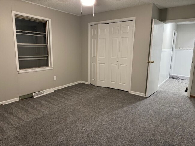 Foto del edificio - HOT OFF THE PRESS!