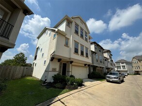 Building Photo - 2018 Royal Landing Dr