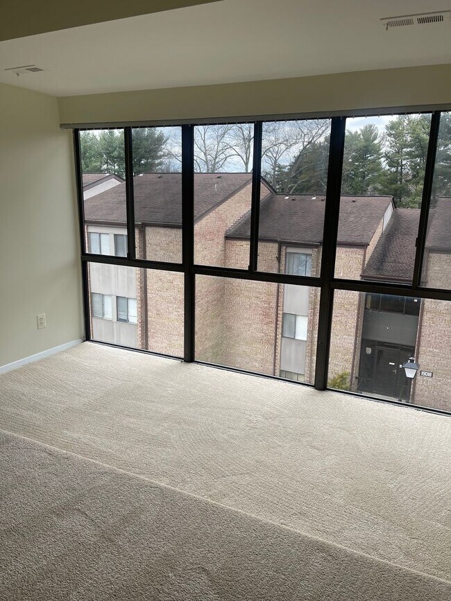 Foto del edificio - TOP FLOOR CONDO WITH ALL UTILITIES INCLUDED