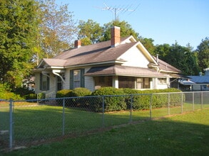 House at 128 E. 8th - 128 E 8th St