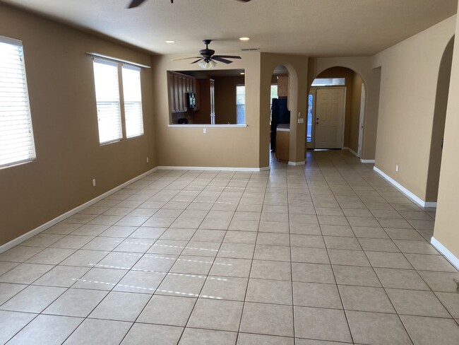 Building Photo - Newer 3 Bed, 2 Bath with HUGE Kitchen and ...