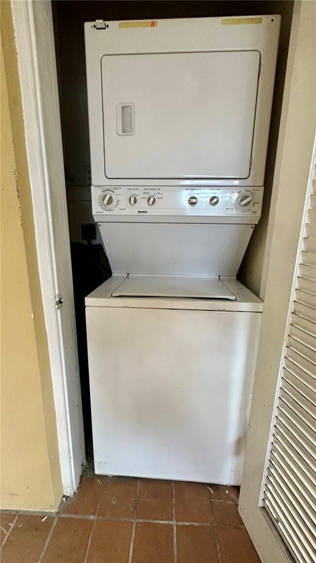 Building Photo - 1911 NE 28th Ct