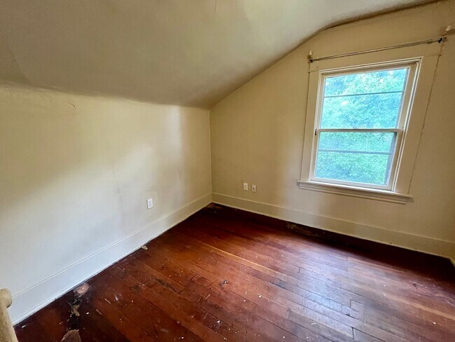 Building Photo - Large 4-bedroom, 3-bathroom pet friendly h...