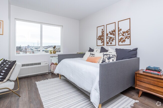 Studio - Captain - Swivel