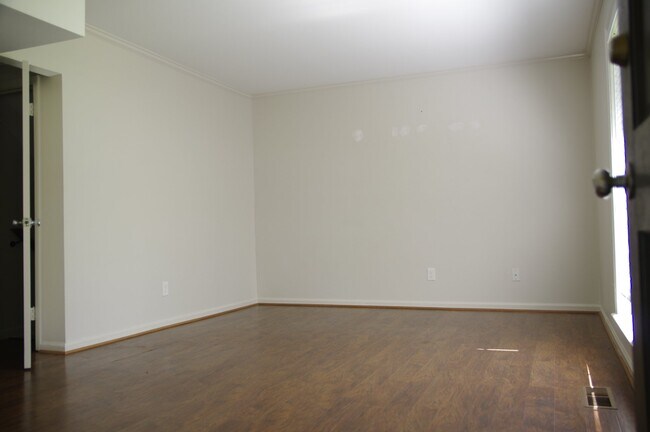 Foto del edificio - 813 Linbard Ln