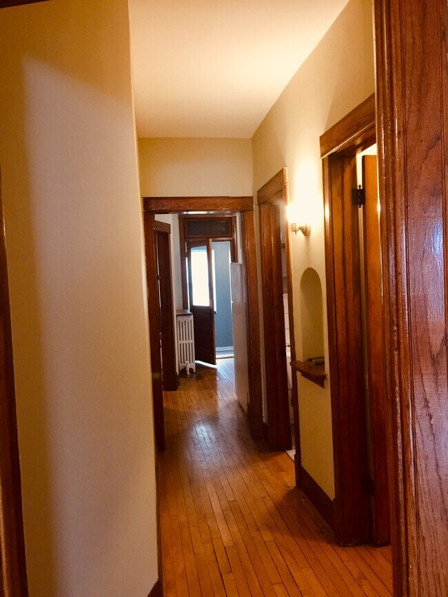 Building Photo - 1711 W Foster Ave