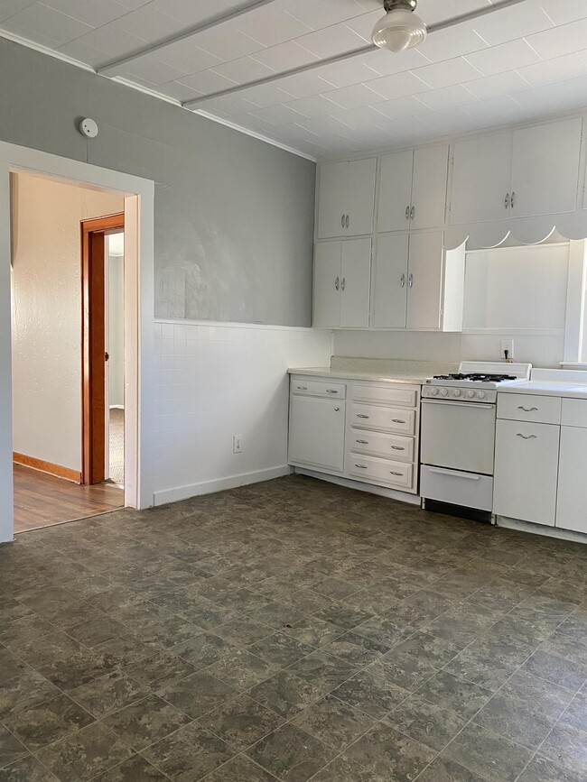 Building Photo - 815 9th Ave