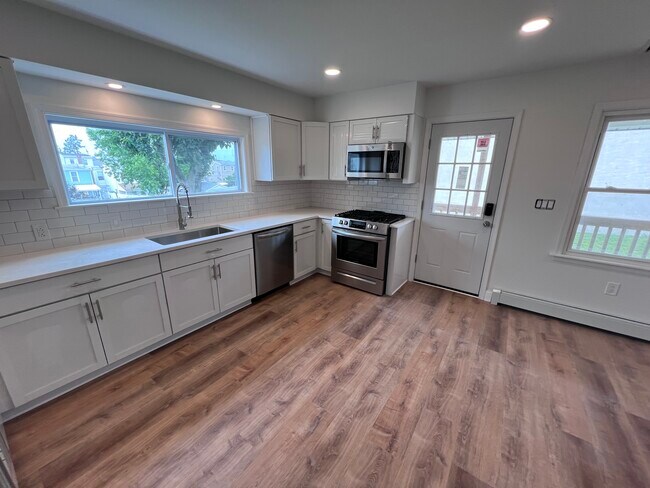 Photo - 421 Grove St House