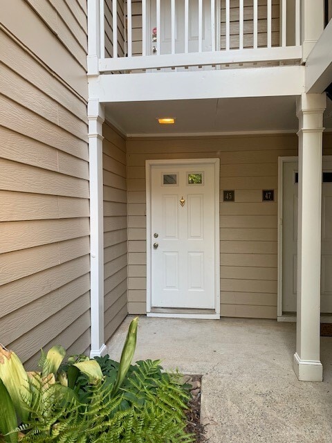 Welcoming entry way - 45 Little Silver Ct SE