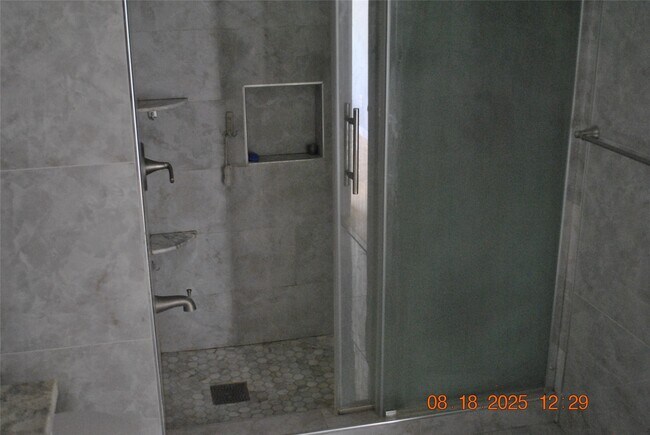 Foto del edificio - 12700 Leader St
