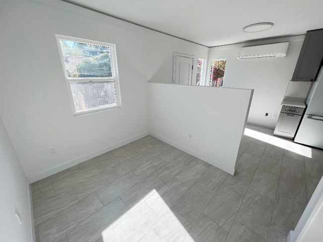 Building Photo - 374 Oakdale Dr
