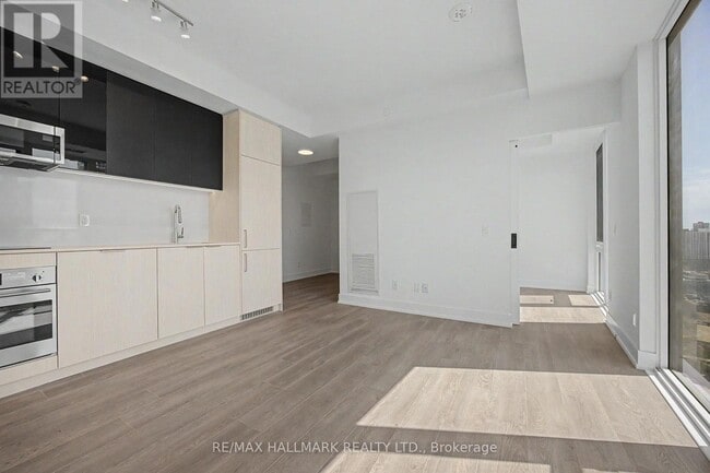 Building Photo - 308 Jarvis St