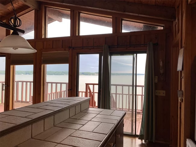 Building Photo - Gorgeous 3 bedroom 2 bath lake home