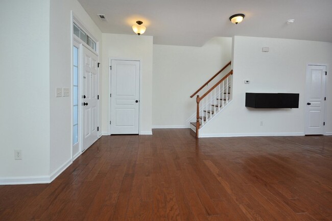 Building Photo - Townhome in Quiet Neighborhood