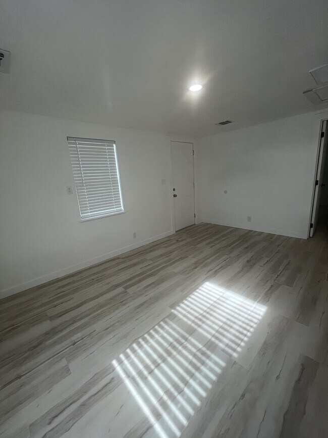 Foto del edificio - 820 N Oak Ave