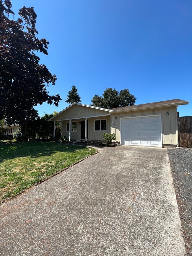 Building Photo - Fully Remodeled Single Level Home in the H...