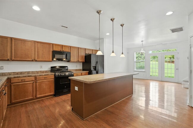 Building Photo - 132 Point Comfort Ln