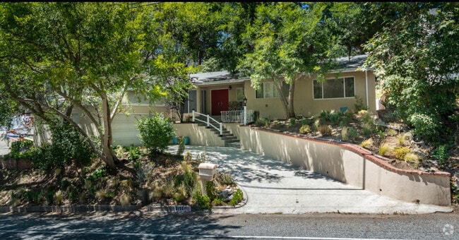 Building Photo - 3155 Linda Vista Rd