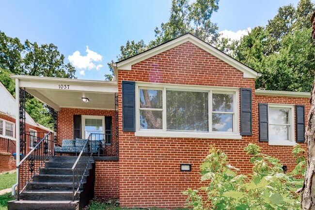 Building Photo - NOW OFFERING HALF OFF THE FIRST FULL MONTH...