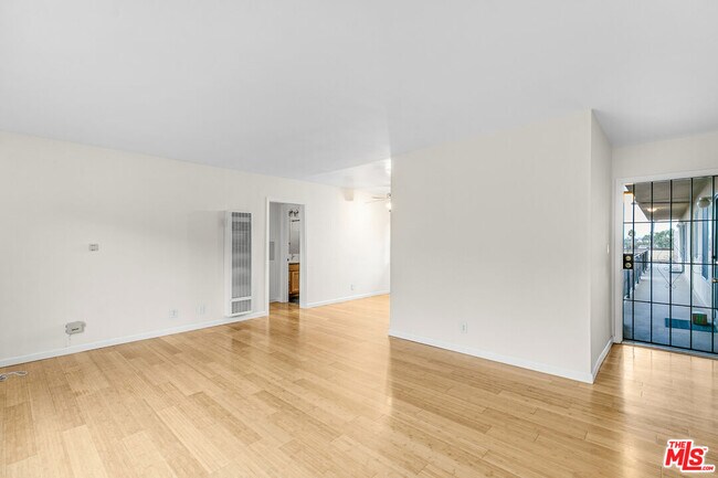 Foto del edificio - 2637 S Centinela Ave