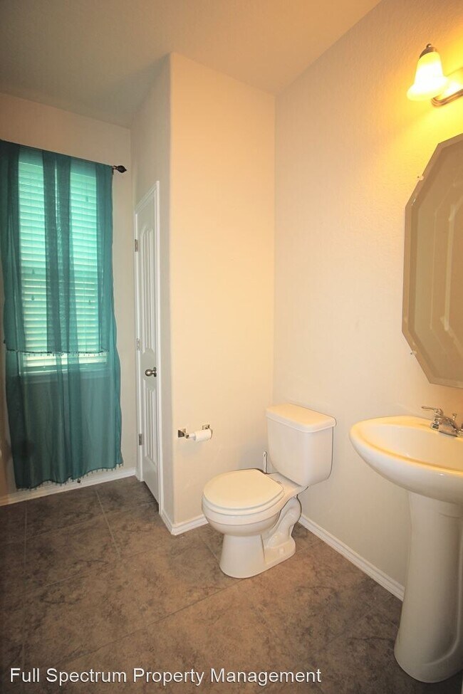 Building Photo - 4 br, 2.5 bath House - 200 Golden Vista