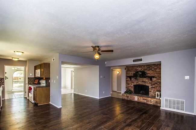 Foto del edificio - 707 Tara Dr