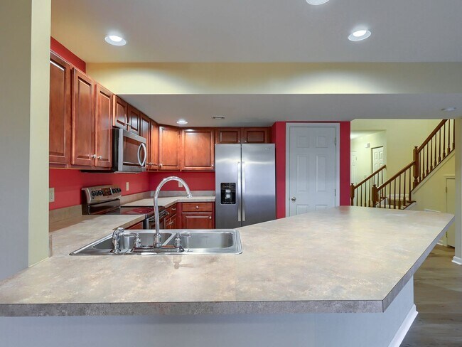 Building Photo - Spacious 3 Bedroom Townhome