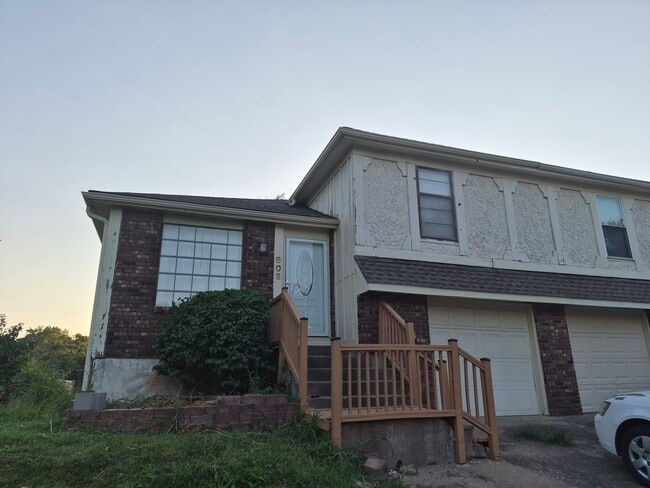Building Photo - 803 S Medford Cir