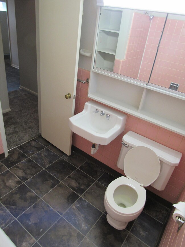 Building Photo - 1409 Crescent Dr