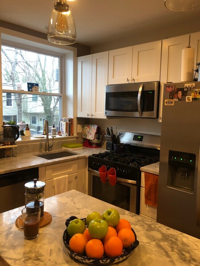 Fully equipped kitchen - 3014 Weaver Ave