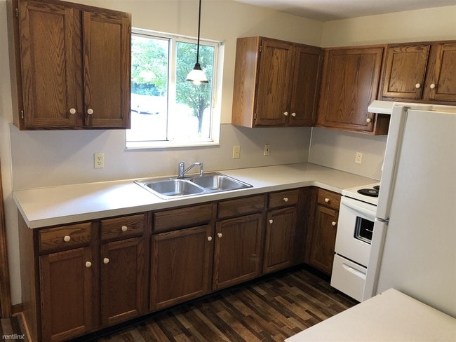Building Photo - 3 br, 1 bath Apartment - Pinetree Apartments