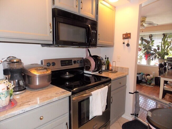 Building Photo - 55 Howland St