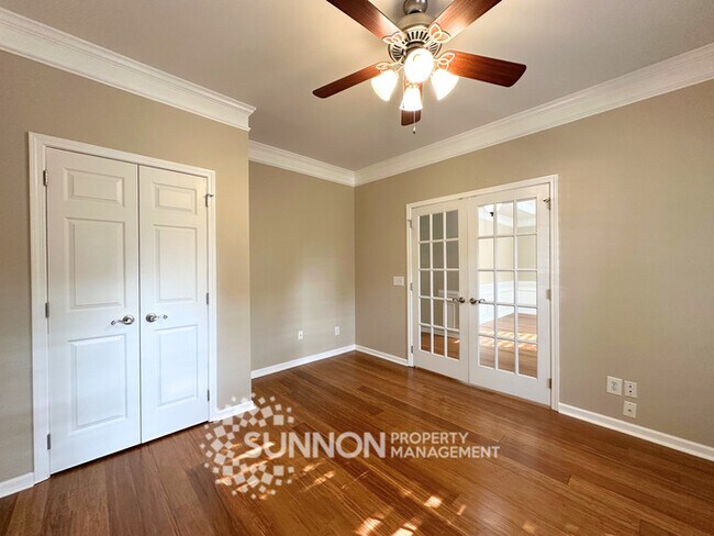 Foto del edificio - Charming 3-Bedroom Ranch with Sunroom & Wo...