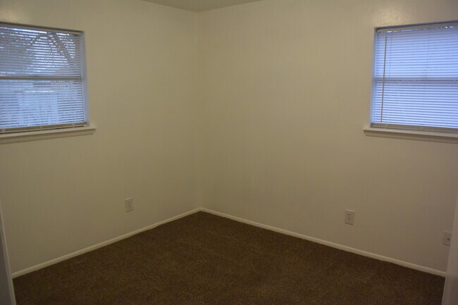 Building Photo - 2216 Marshall Dr