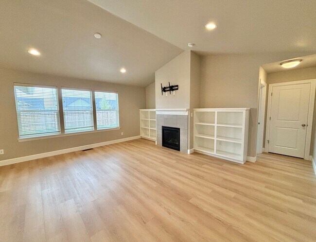 Foto del edificio - GORGEOUS, NEWER REDMOND HOME, IN SUNRISE M...