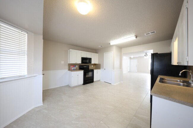 Building Photo - 4609 Stallion Dr