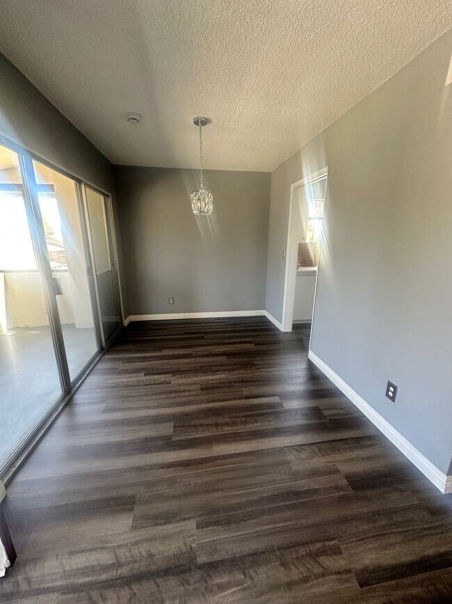 Foto del edificio - Spacious 3-Bed, 2-Bath Condo in Prime Long...