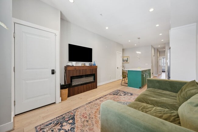 Foto del edificio - Renovated 2bed-2bath Near H-Street with Private Deck & EV Parking!