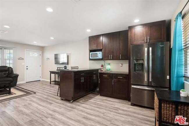 Building Photo - 213 S Ventura Pl